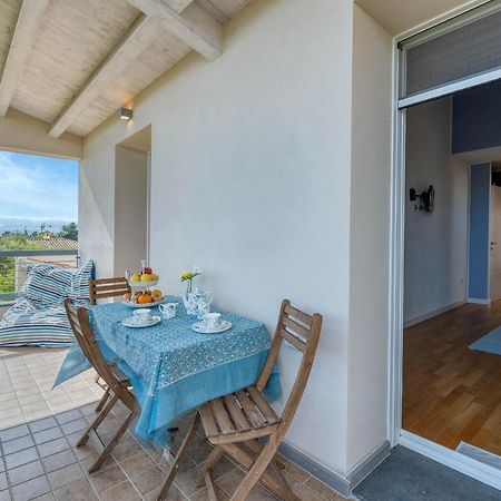 La Casa Degli Ulivi Appartamento In Villa Con Patio Куарту-Сант'Элена Экстерьер фото